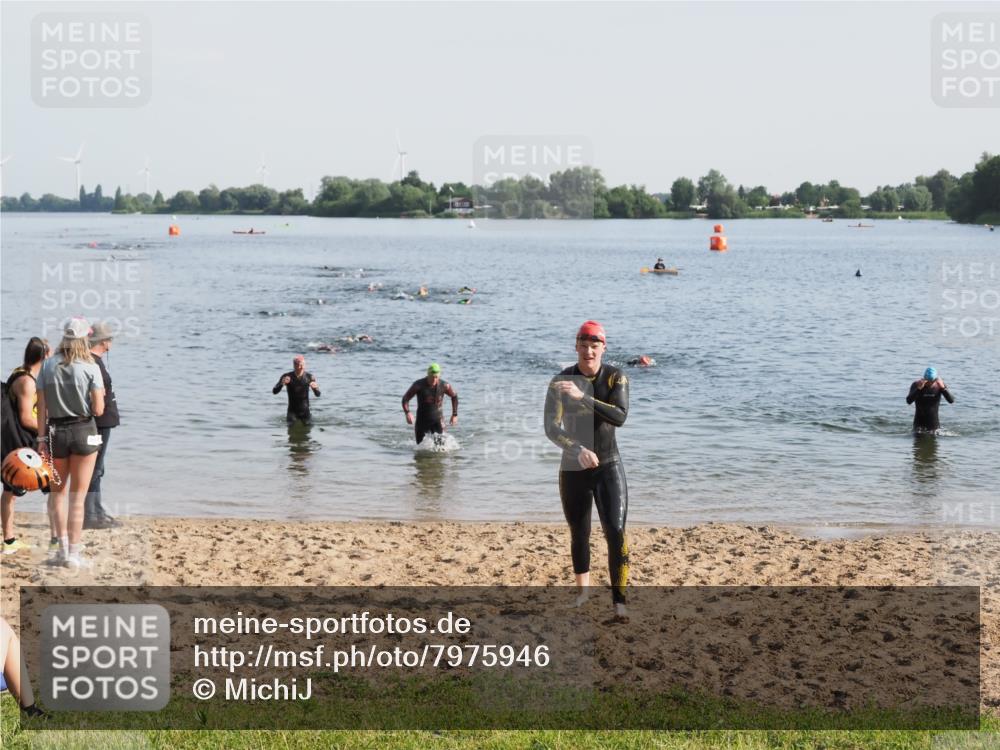 21.06.2025 - 27. Vierlanden-Triathlon MichiJ http://msf.ph/oto/7975946 15.06.2026 08:43:02 Schwimmen 18, 72, 100, 137 meine-sportfotos.de