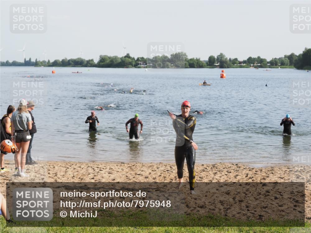 21.06.2025 - 27. Vierlanden-Triathlon MichiJ http://msf.ph/oto/7975948 15.06.2026 08:43:02 Schwimmen 18, 72, 100, 137 meine-sportfotos.de