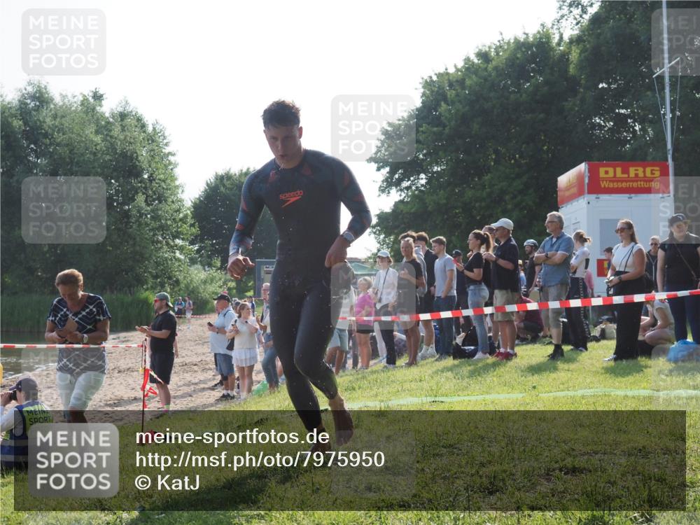 15.06.2025 - 27. Vierlanden-Triathlon KatJ http://msf.ph/oto/7975950 15.06.2025 08:32:41 Schwimmen 14, 25, 26, 38 meine-sportfotos.de