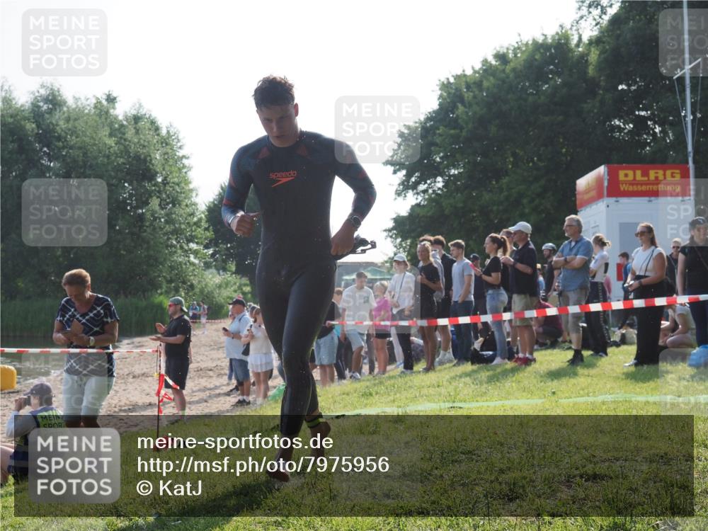 15.06.2025 - 27. Vierlanden-Triathlon KatJ http://msf.ph/oto/7975956 15.06.2025 08:32:41 Schwimmen 14, 25, 26, 38 meine-sportfotos.de