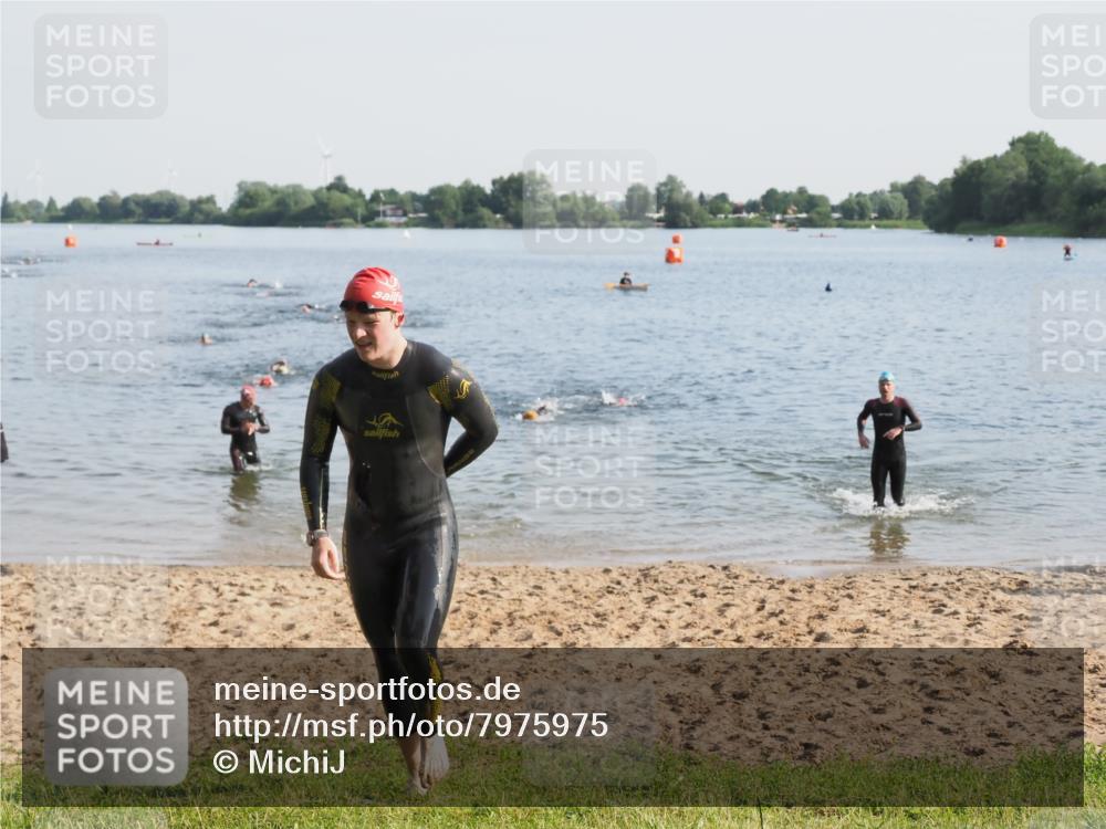 21.06.2025 - 27. Vierlanden-Triathlon MichiJ http://msf.ph/oto/7975975 15.06.2026 08:43:05 Schwimmen 18, 72, 100, 139 meine-sportfotos.de