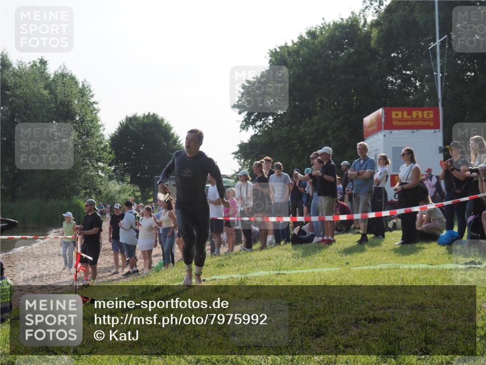 15.06.2025 - 27. Vierlanden-Triathlon KatJ http://msf.ph/oto/7975992 15.06.2025 08:32:47 Schwimmen 25, 26, 38, 41, 87 meine-sportfotos.de