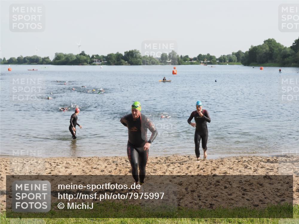 21.06.2025 - 27. Vierlanden-Triathlon MichiJ http://msf.ph/oto/7975997 15.06.2026 08:43:08 Schwimmen 72, 100, 139 meine-sportfotos.de