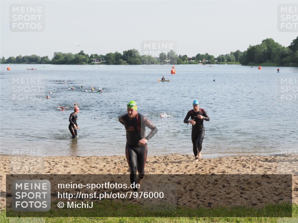21.06.2025 - 27. Vierlanden-Triathlon MichiJ http://msf.ph/oto/7976000 15.06.2026 08:43:09 Schwimmen 72, 100, 139 meine-sportfotos.de