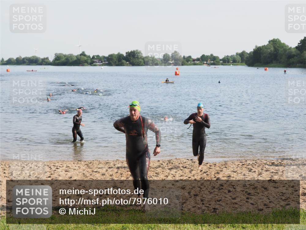 21.06.2025 - 27. Vierlanden-Triathlon MichiJ http://msf.ph/oto/7976010 15.06.2026 08:43:09 Schwimmen 72, 100, 139 meine-sportfotos.de
