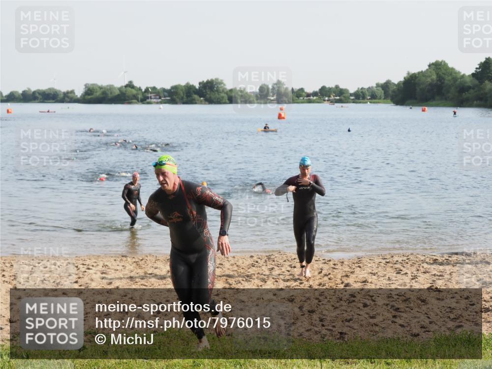 21.06.2025 - 27. Vierlanden-Triathlon MichiJ http://msf.ph/oto/7976015 15.06.2026 08:43:09 Schwimmen 72, 100, 139 meine-sportfotos.de