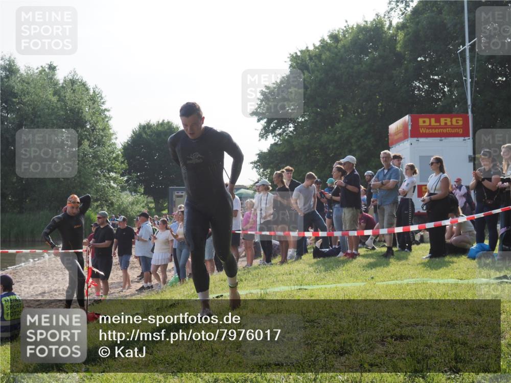 15.06.2025 - 27. Vierlanden-Triathlon KatJ http://msf.ph/oto/7976017 15.06.2025 08:32:47 Schwimmen 25, 26, 38, 41, 87 meine-sportfotos.de