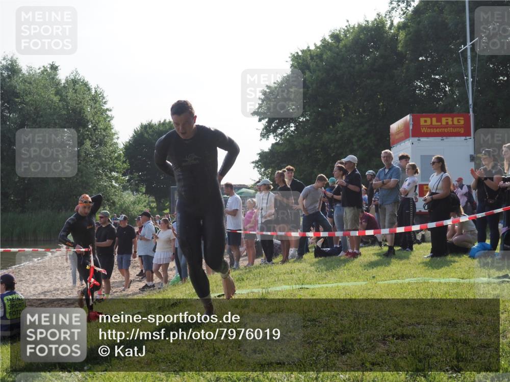 15.06.2025 - 27. Vierlanden-Triathlon KatJ http://msf.ph/oto/7976019 15.06.2025 08:32:47 Schwimmen 25, 26, 38, 41, 87 meine-sportfotos.de
