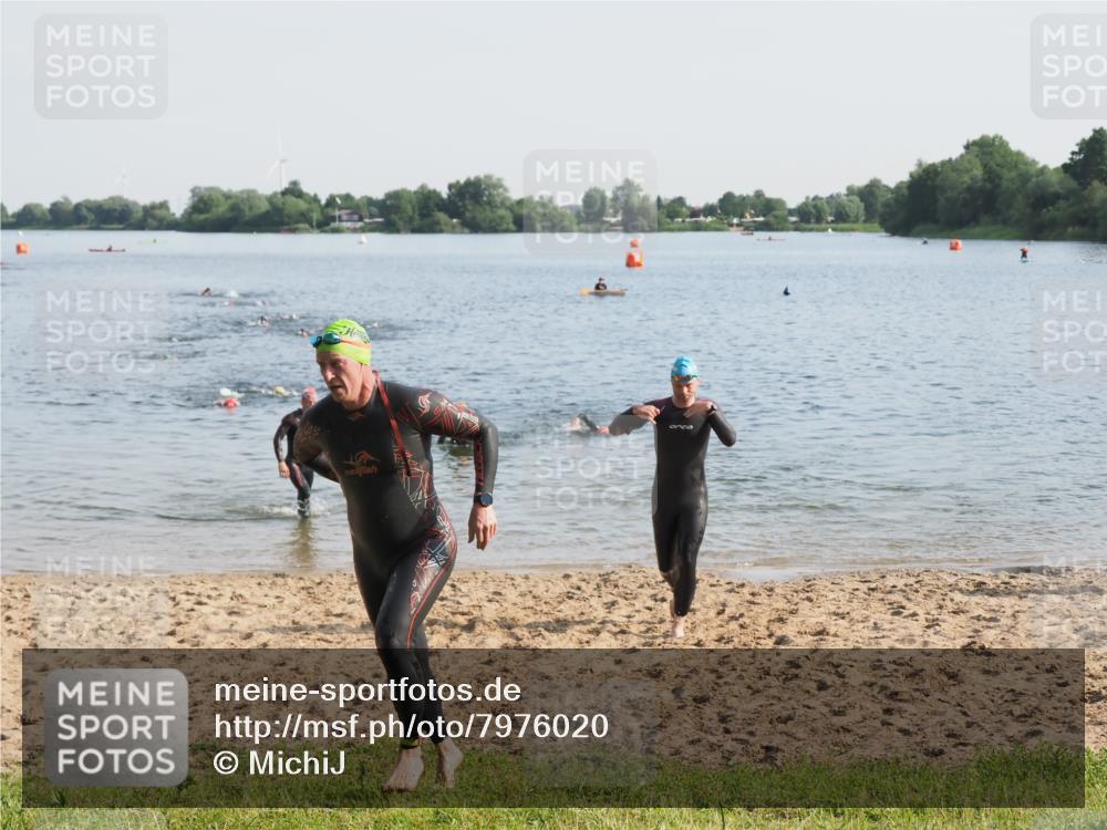 21.06.2025 - 27. Vierlanden-Triathlon MichiJ http://msf.ph/oto/7976020 15.06.2026 08:43:09 Schwimmen 72, 100, 139 meine-sportfotos.de