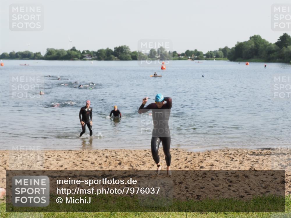 21.06.2025 - 27. Vierlanden-Triathlon MichiJ http://msf.ph/oto/7976037 15.06.2026 08:43:10 Schwimmen 72, 100, 139 meine-sportfotos.de
