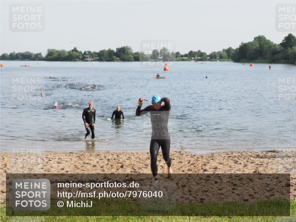 21.06.2025 - 27. Vierlanden-Triathlon MichiJ http://msf.ph/oto/7976040 15.06.2026 08:43:10 Schwimmen 72, 100, 139 meine-sportfotos.de