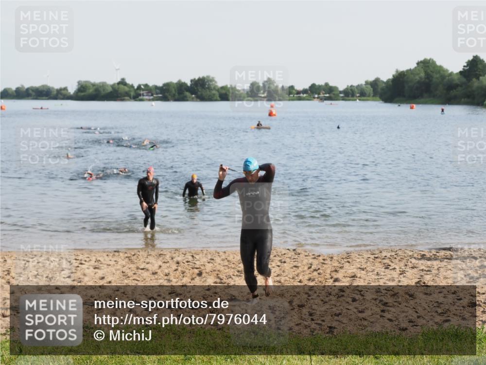 21.06.2025 - 27. Vierlanden-Triathlon MichiJ http://msf.ph/oto/7976044 15.06.2026 08:43:11 Schwimmen 11, 72, 100, 139 meine-sportfotos.de