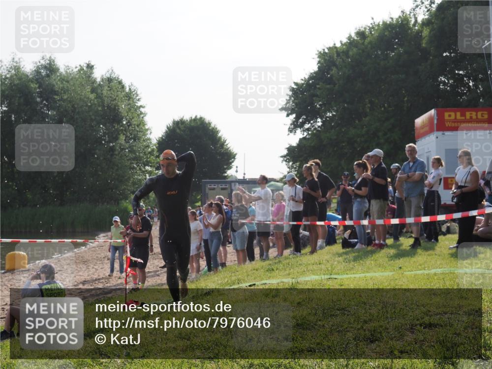 15.06.2025 - 27. Vierlanden-Triathlon KatJ http://msf.ph/oto/7976046 15.06.2025 08:32:49 Schwimmen 25, 26, 38, 41, 60, 87 meine-sportfotos.de