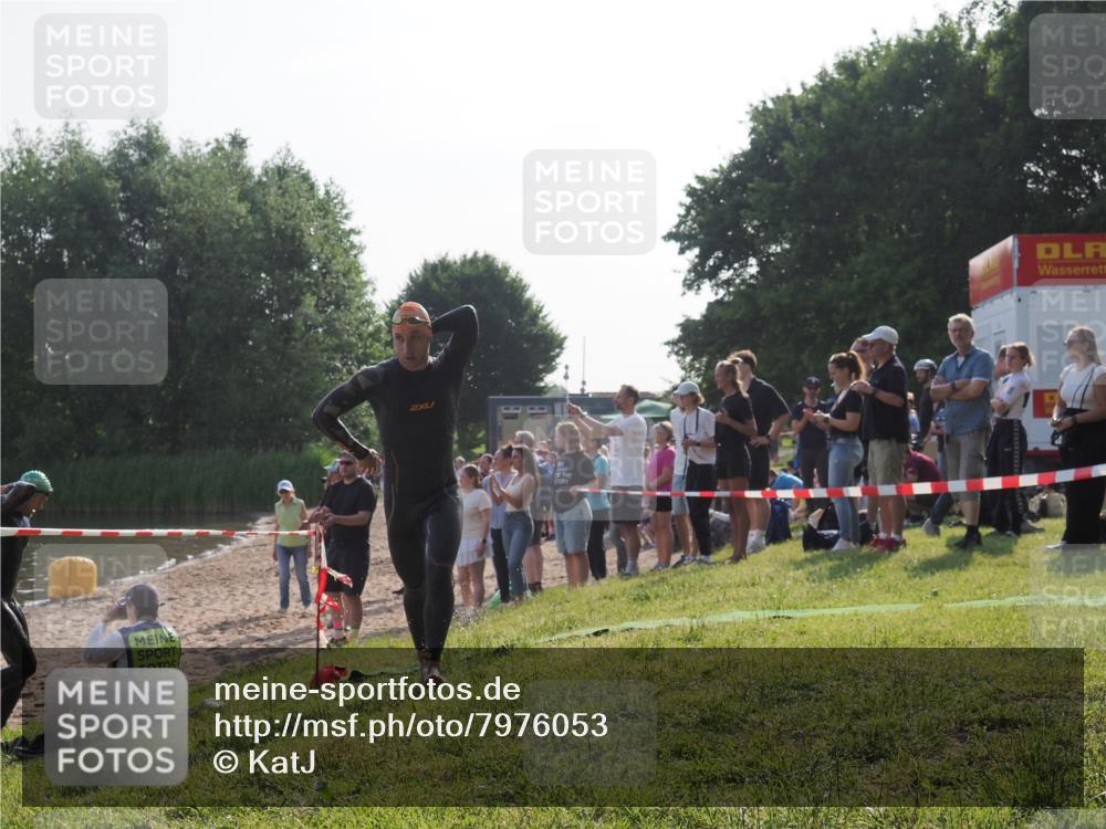 15.06.2025 - 27. Vierlanden-Triathlon KatJ http://msf.ph/oto/7976053 15.06.2025 08:32:49 Schwimmen 25, 26, 38, 41, 60, 87 meine-sportfotos.de