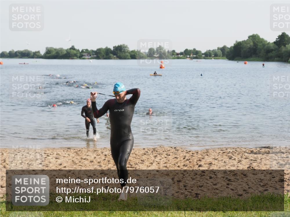 21.06.2025 - 27. Vierlanden-Triathlon MichiJ http://msf.ph/oto/7976057 15.06.2026 08:43:11 Schwimmen 11, 72, 100, 139 meine-sportfotos.de