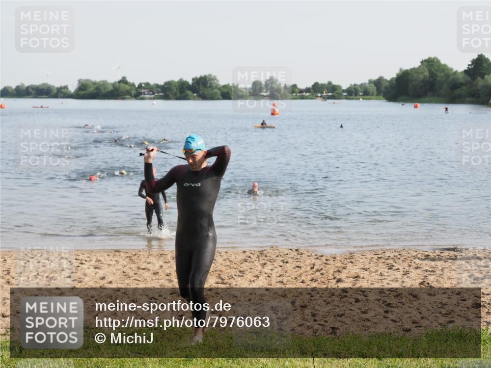 21.06.2025 - 27. Vierlanden-Triathlon MichiJ http://msf.ph/oto/7976063 15.06.2026 08:43:12 Schwimmen 11, 72, 100, 102, 139 meine-sportfotos.de