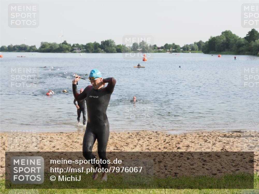 21.06.2025 - 27. Vierlanden-Triathlon MichiJ http://msf.ph/oto/7976067 15.06.2026 08:43:12 Schwimmen 11, 72, 100, 102, 139 meine-sportfotos.de