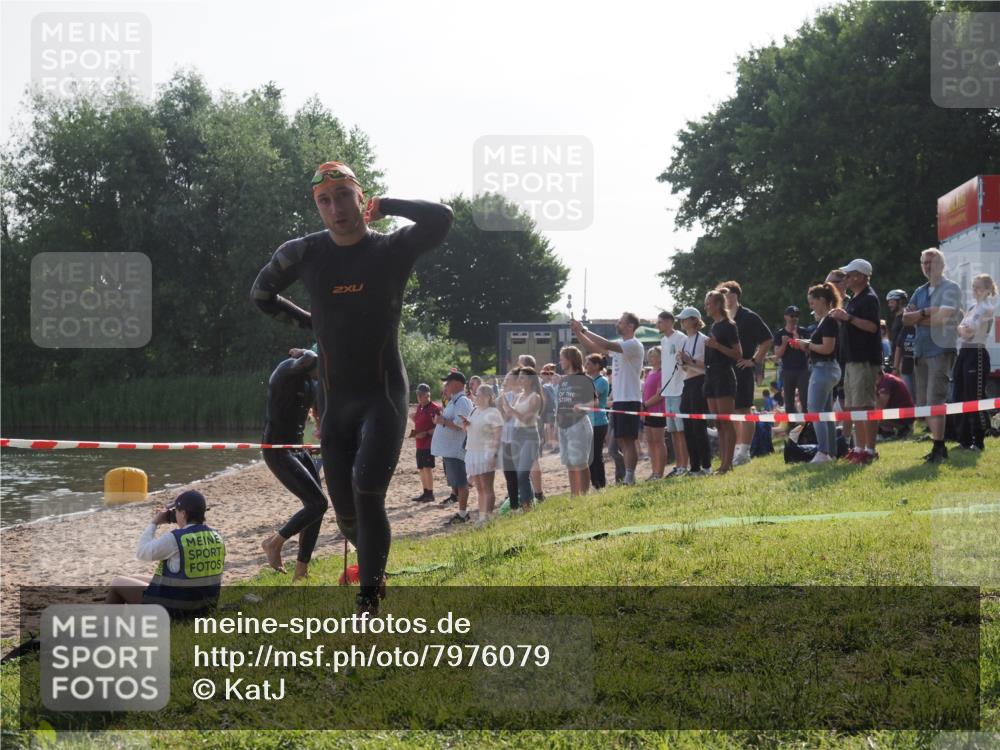 15.06.2025 - 27. Vierlanden-Triathlon KatJ http://msf.ph/oto/7976079 15.06.2025 08:32:50 Schwimmen 25, 38, 41, 60, 87 meine-sportfotos.de