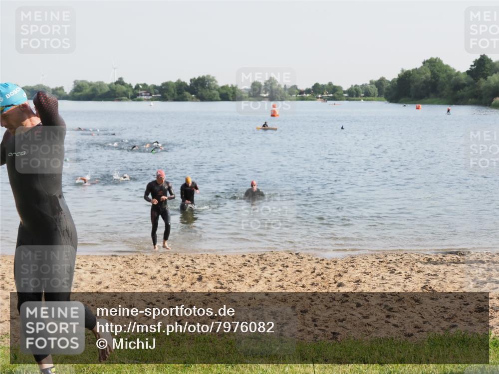 21.06.2025 - 27. Vierlanden-Triathlon MichiJ http://msf.ph/oto/7976082 15.06.2026 08:43:13 Schwimmen 11, 72, 100, 102, 139 meine-sportfotos.de
