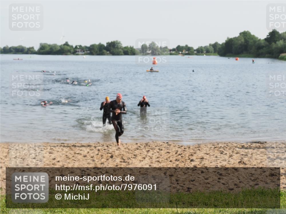 21.06.2025 - 27. Vierlanden-Triathlon MichiJ http://msf.ph/oto/7976091 15.06.2026 08:43:15 Schwimmen 11, 100, 102, 139 meine-sportfotos.de
