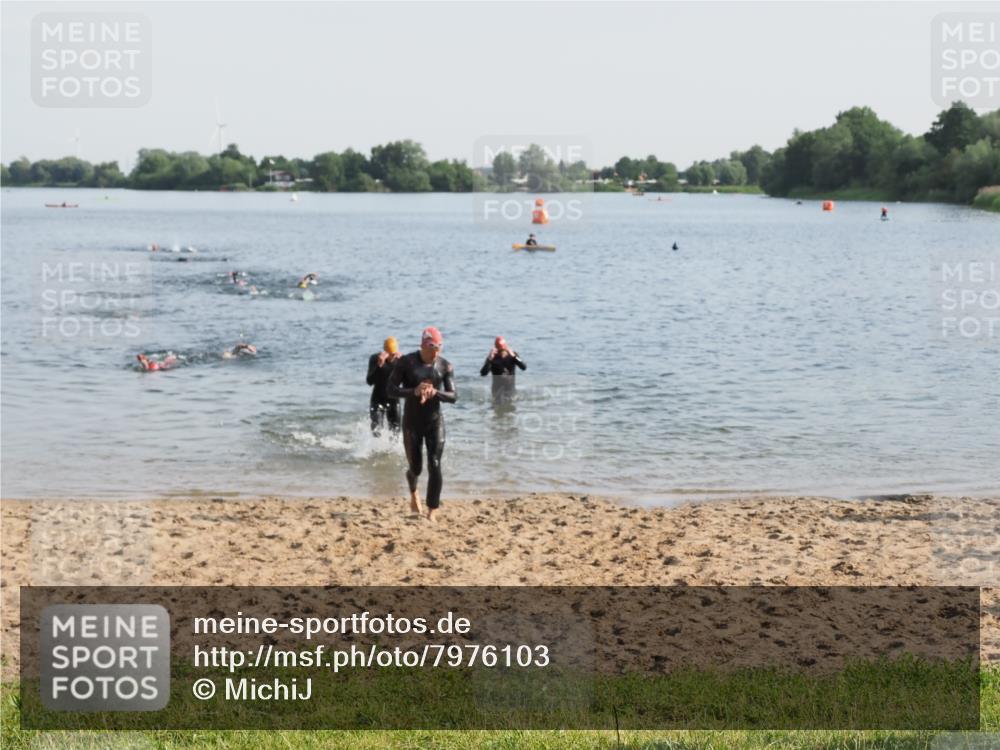21.06.2025 - 27. Vierlanden-Triathlon MichiJ http://msf.ph/oto/7976103 15.06.2026 08:43:15 Schwimmen 11, 100, 102, 139 meine-sportfotos.de