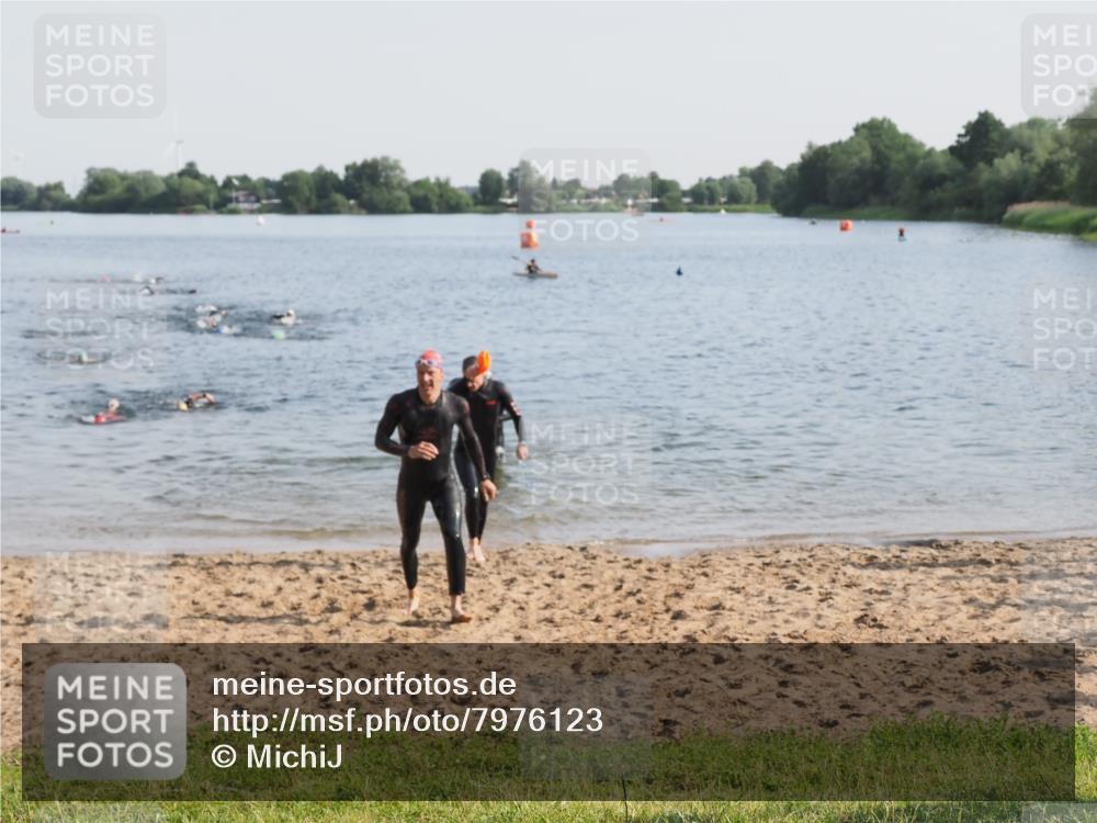 21.06.2025 - 27. Vierlanden-Triathlon MichiJ http://msf.ph/oto/7976123 15.06.2026 08:43:17 Schwimmen 11, 102, 139, 148 meine-sportfotos.de