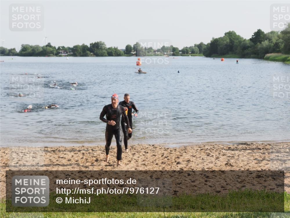 21.06.2025 - 27. Vierlanden-Triathlon MichiJ http://msf.ph/oto/7976127 15.06.2026 08:43:17 Schwimmen 11, 102, 139, 148 meine-sportfotos.de