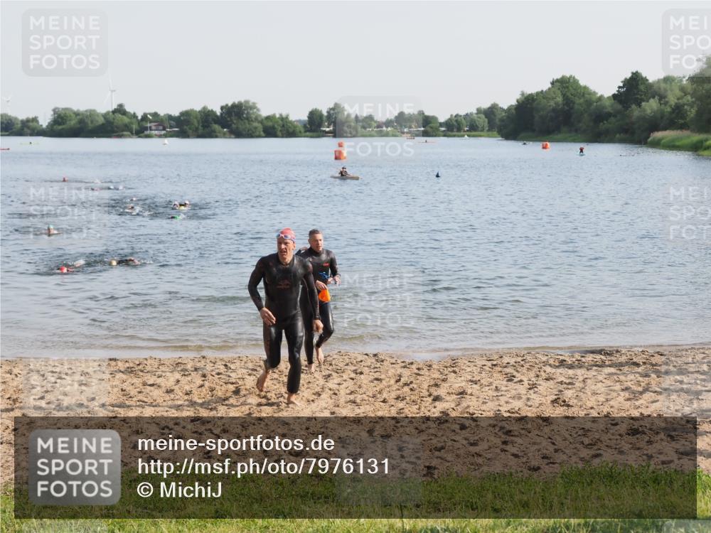 21.06.2025 - 27. Vierlanden-Triathlon MichiJ http://msf.ph/oto/7976131 15.06.2026 08:43:17 Schwimmen 11, 102, 139, 148 meine-sportfotos.de