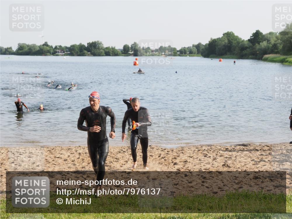 21.06.2025 - 27. Vierlanden-Triathlon MichiJ http://msf.ph/oto/7976137 15.06.2026 08:43:19 Schwimmen 11, 102, 139, 148 meine-sportfotos.de