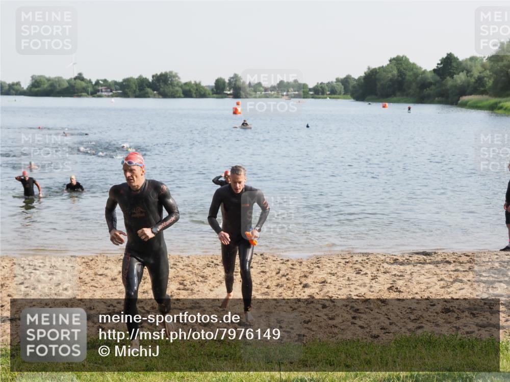 21.06.2025 - 27. Vierlanden-Triathlon MichiJ http://msf.ph/oto/7976149 15.06.2026 08:43:20 Schwimmen 11, 102, 139, 148 meine-sportfotos.de