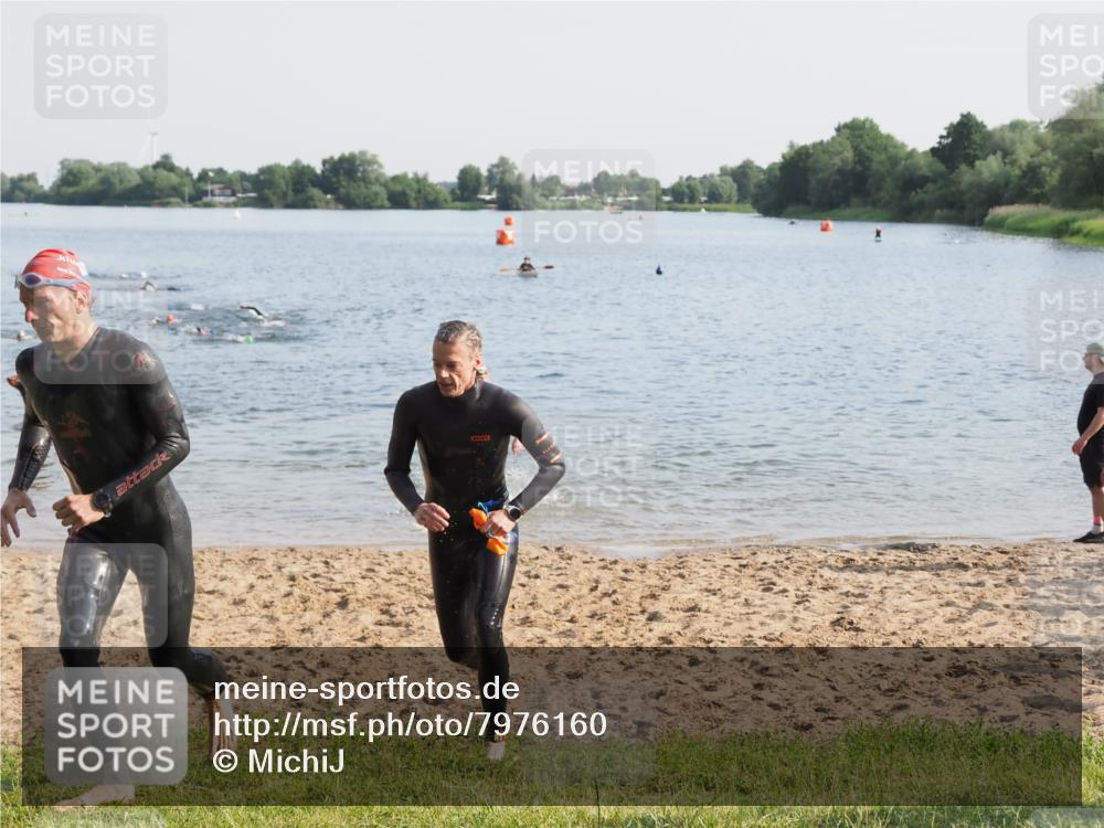 21.06.2025 - 27. Vierlanden-Triathlon MichiJ http://msf.ph/oto/7976160 15.06.2026 08:43:20 Schwimmen 11, 102, 139, 148 meine-sportfotos.de