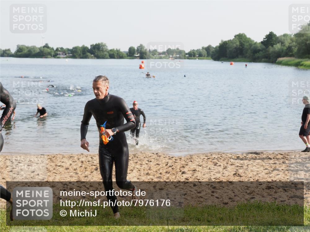 21.06.2025 - 27. Vierlanden-Triathlon MichiJ http://msf.ph/oto/7976176 15.06.2026 08:43:21 Schwimmen 11, 102, 148 meine-sportfotos.de