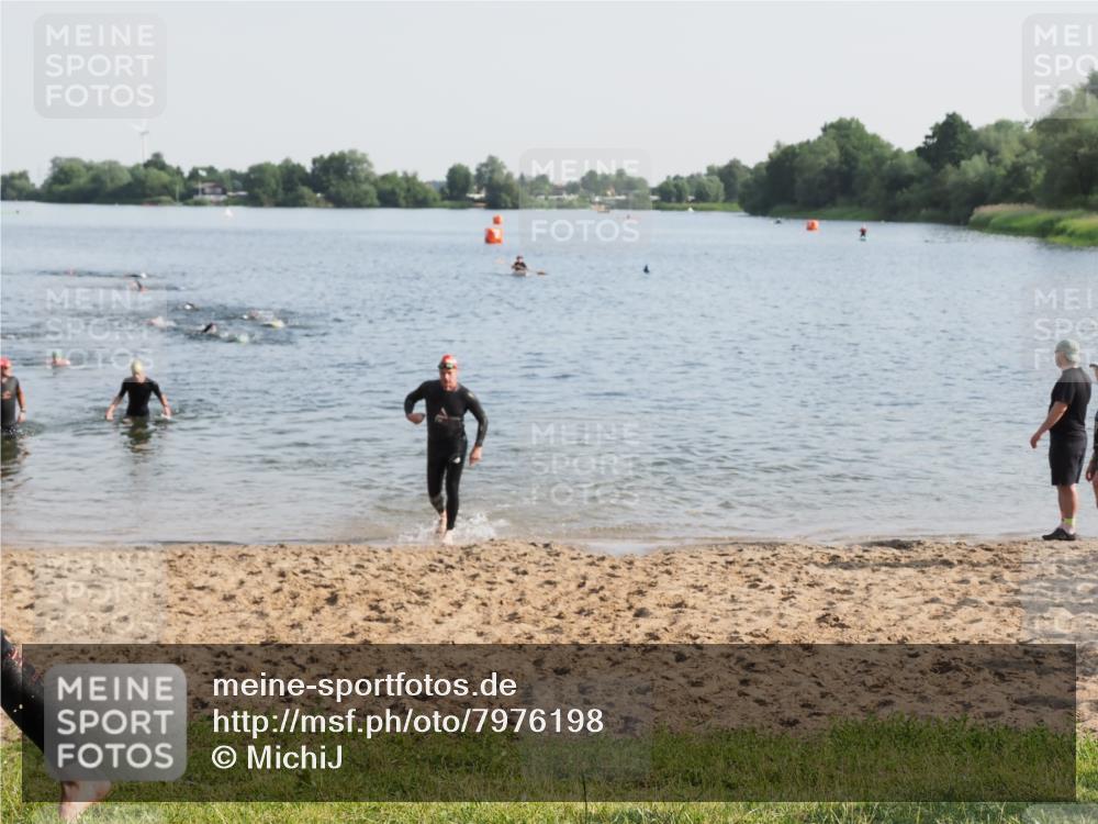 21.06.2025 - 27. Vierlanden-Triathlon MichiJ http://msf.ph/oto/7976198 15.06.2026 08:43:21 Schwimmen 11, 102, 148 meine-sportfotos.de
