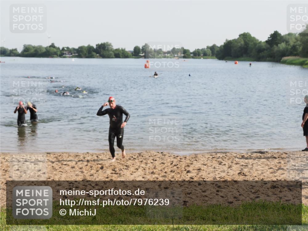 21.06.2025 - 27. Vierlanden-Triathlon MichiJ http://msf.ph/oto/7976239 15.06.2026 08:43:23 Schwimmen 11, 102, 148 meine-sportfotos.de