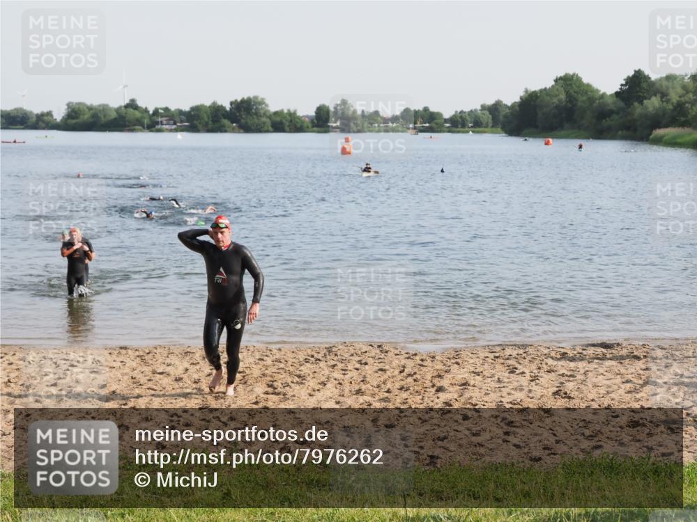 21.06.2025 - 27. Vierlanden-Triathlon MichiJ http://msf.ph/oto/7976262 15.06.2026 08:43:25 Schwimmen 11, 65, 74, 102, 148 meine-sportfotos.de