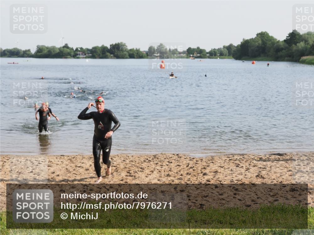 21.06.2025 - 27. Vierlanden-Triathlon MichiJ http://msf.ph/oto/7976271 15.06.2026 08:43:25 Schwimmen 11, 65, 74, 102, 148 meine-sportfotos.de