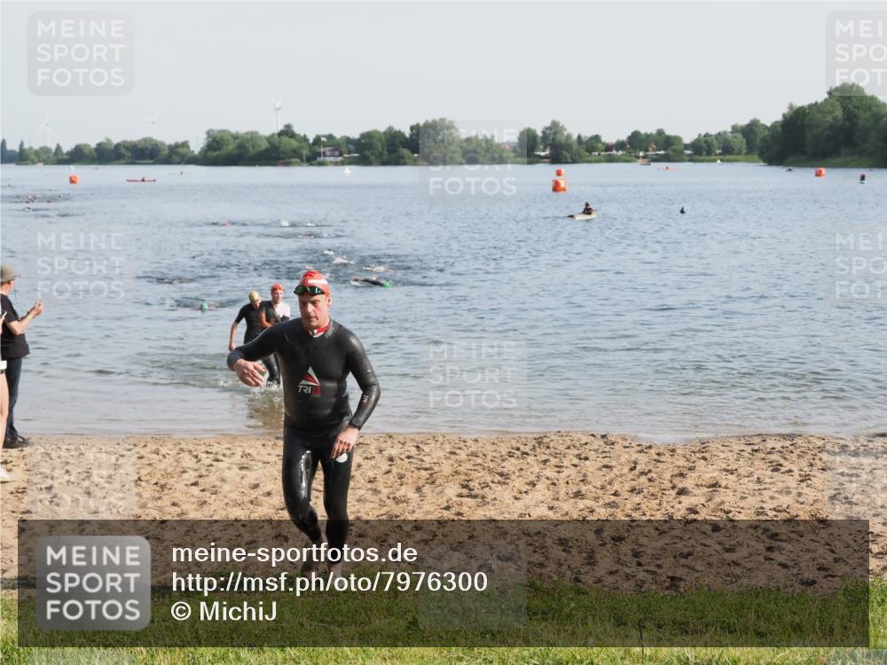 21.06.2025 - 27. Vierlanden-Triathlon MichiJ http://msf.ph/oto/7976300 15.06.2026 08:43:26 Schwimmen 11, 65, 74, 102, 148 meine-sportfotos.de