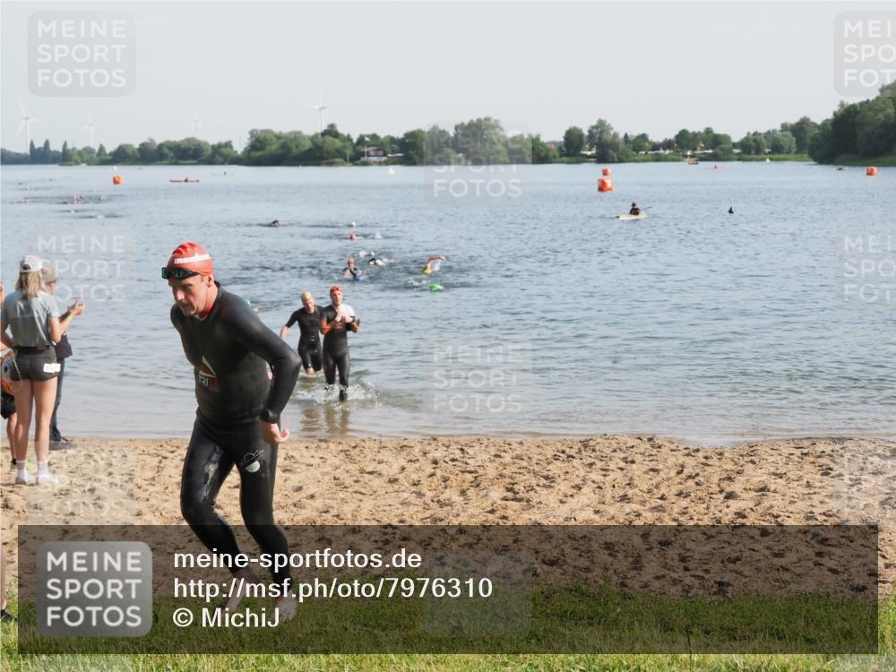 21.06.2025 - 27. Vierlanden-Triathlon MichiJ http://msf.ph/oto/7976310 15.06.2026 08:43:27 Schwimmen 11, 65, 74, 102, 148 meine-sportfotos.de