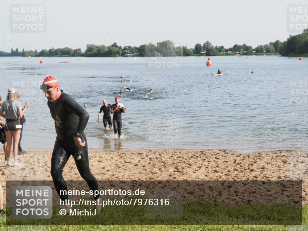 21.06.2025 - 27. Vierlanden-Triathlon MichiJ http://msf.ph/oto/7976316 15.06.2026 08:43:27 Schwimmen 11, 65, 74, 102, 148 meine-sportfotos.de