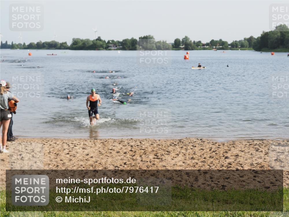 21.06.2025 - 27. Vierlanden-Triathlon MichiJ http://msf.ph/oto/7976417 15.06.2026 08:43:37 Schwimmen 32, 65, 74 meine-sportfotos.de