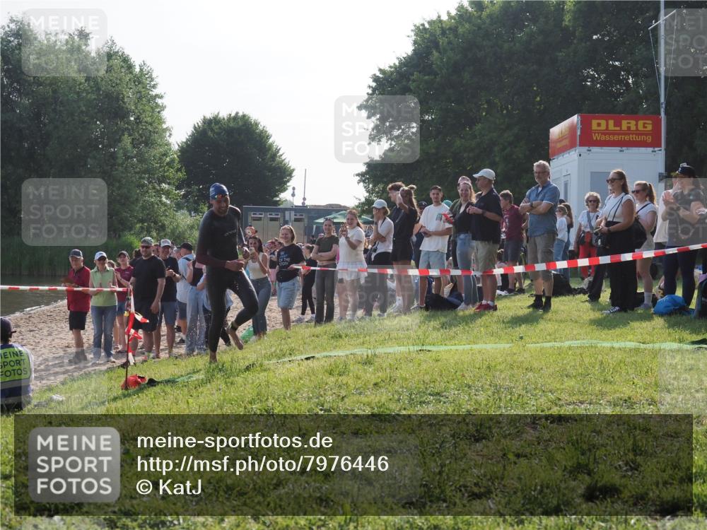 15.06.2025 - 27. Vierlanden-Triathlon KatJ http://msf.ph/oto/7976446 15.06.2025 08:33:18 Schwimmen 15, 36, 61 meine-sportfotos.de