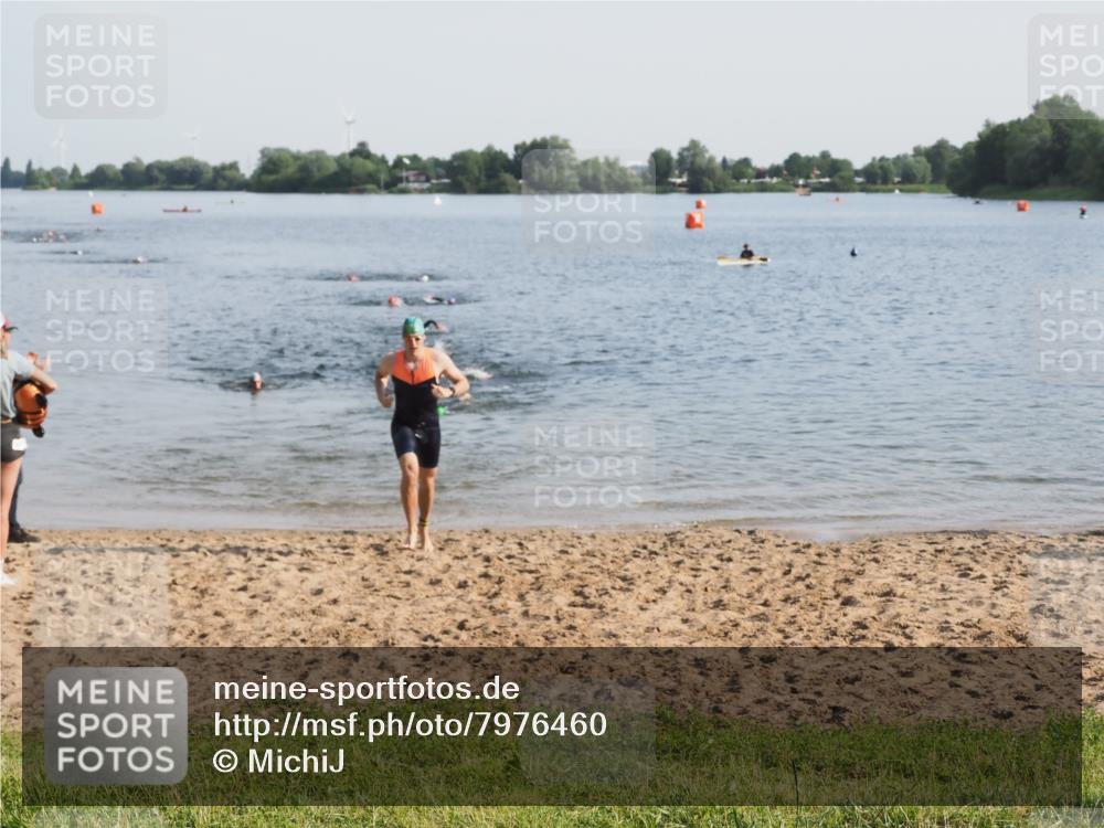 21.06.2025 - 27. Vierlanden-Triathlon MichiJ http://msf.ph/oto/7976460 15.06.2026 08:43:39 Schwimmen 32, 65, 74 meine-sportfotos.de