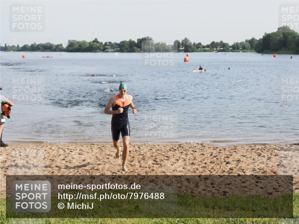21.06.2025 - 27. Vierlanden-Triathlon MichiJ http://msf.ph/oto/7976488 15.06.2026 08:43:40 Schwimmen 32, 65, 74 meine-sportfotos.de