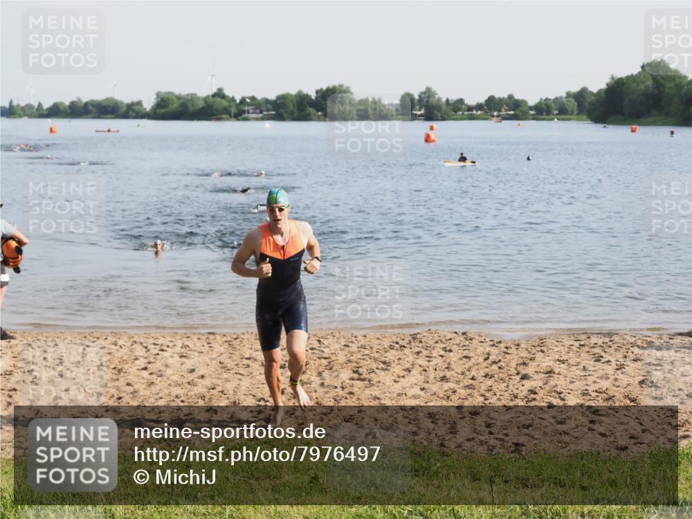 21.06.2025 - 27. Vierlanden-Triathlon MichiJ http://msf.ph/oto/7976497 15.06.2026 08:43:41 Schwimmen 32, 65, 74 meine-sportfotos.de