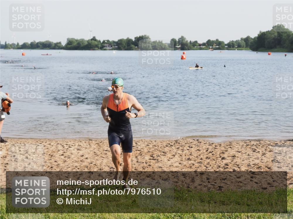 21.06.2025 - 27. Vierlanden-Triathlon MichiJ http://msf.ph/oto/7976510 15.06.2026 08:43:41 Schwimmen 32, 65, 74 meine-sportfotos.de