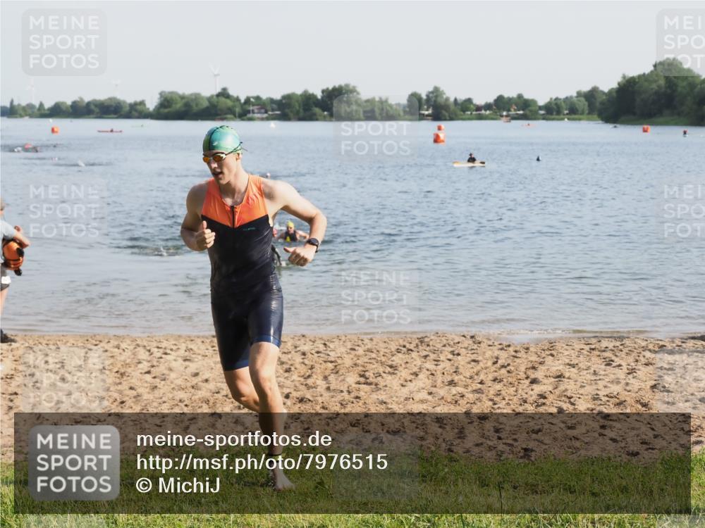21.06.2025 - 27. Vierlanden-Triathlon MichiJ http://msf.ph/oto/7976515 15.06.2026 08:43:42 Schwimmen 32 meine-sportfotos.de