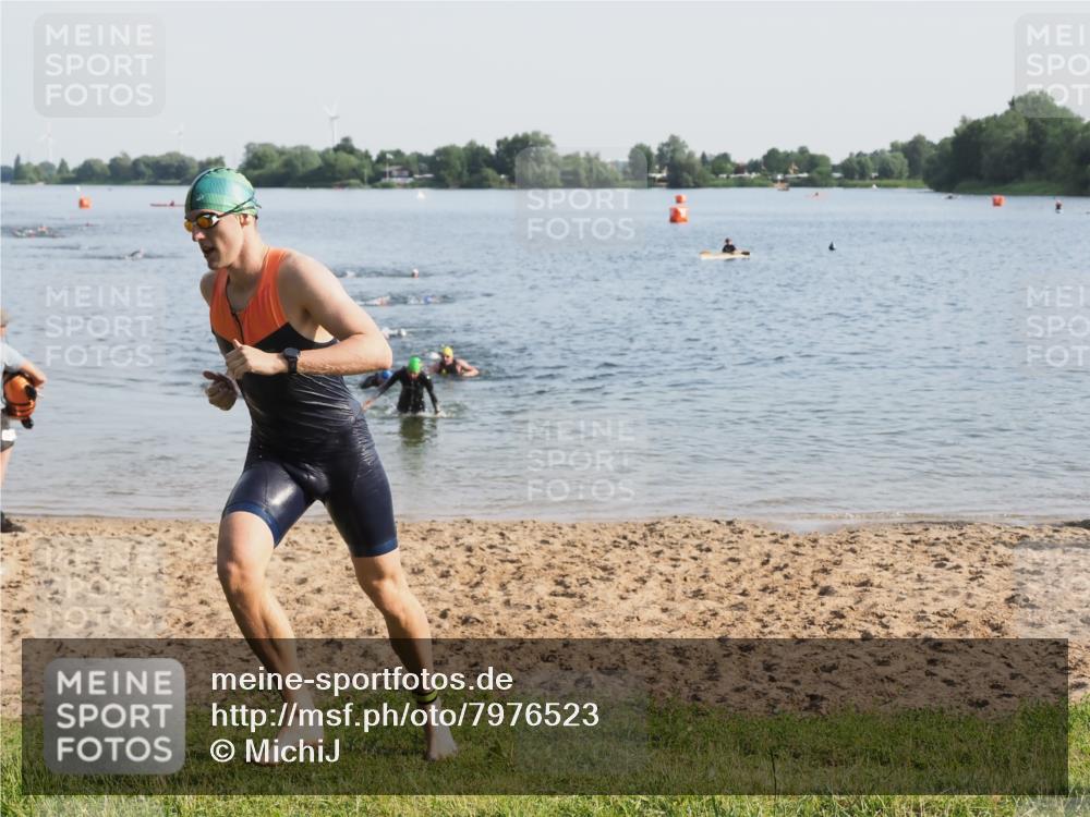 21.06.2025 - 27. Vierlanden-Triathlon MichiJ http://msf.ph/oto/7976523 15.06.2026 08:43:42 Schwimmen 32 meine-sportfotos.de