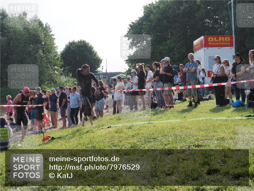 15.06.2025 - 27. Vierlanden-Triathlon KatJ http://msf.ph/oto/7976529 15.06.2025 08:34:03 Schwimmen 49, 78 meine-sportfotos.de