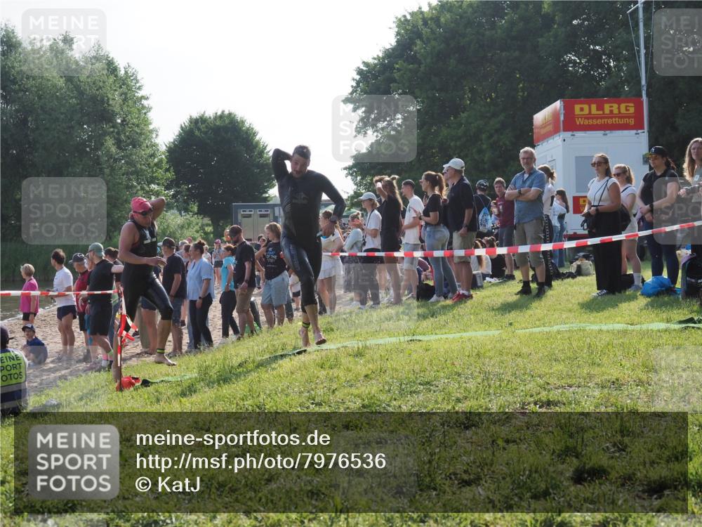 15.06.2025 - 27. Vierlanden-Triathlon KatJ http://msf.ph/oto/7976536 15.06.2025 08:34:04 Schwimmen 49, 78 meine-sportfotos.de
