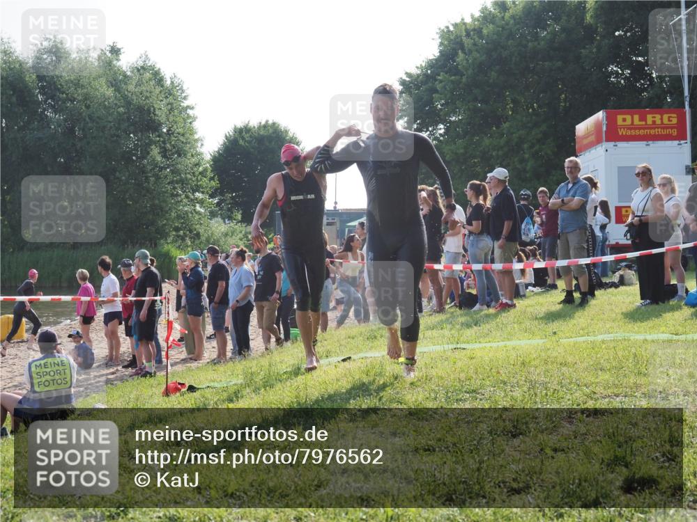 15.06.2025 - 27. Vierlanden-Triathlon KatJ http://msf.ph/oto/7976562 15.06.2025 08:34:05 Schwimmen 49, 78 meine-sportfotos.de